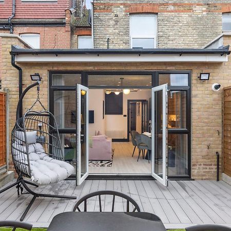 Unwind In Style 2Br With Cozy Backyard For Groups Londres Exterior foto