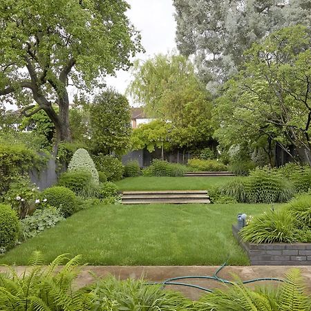 Unwind In Style 2Br With Cozy Backyard For Groups Londres Exterior foto