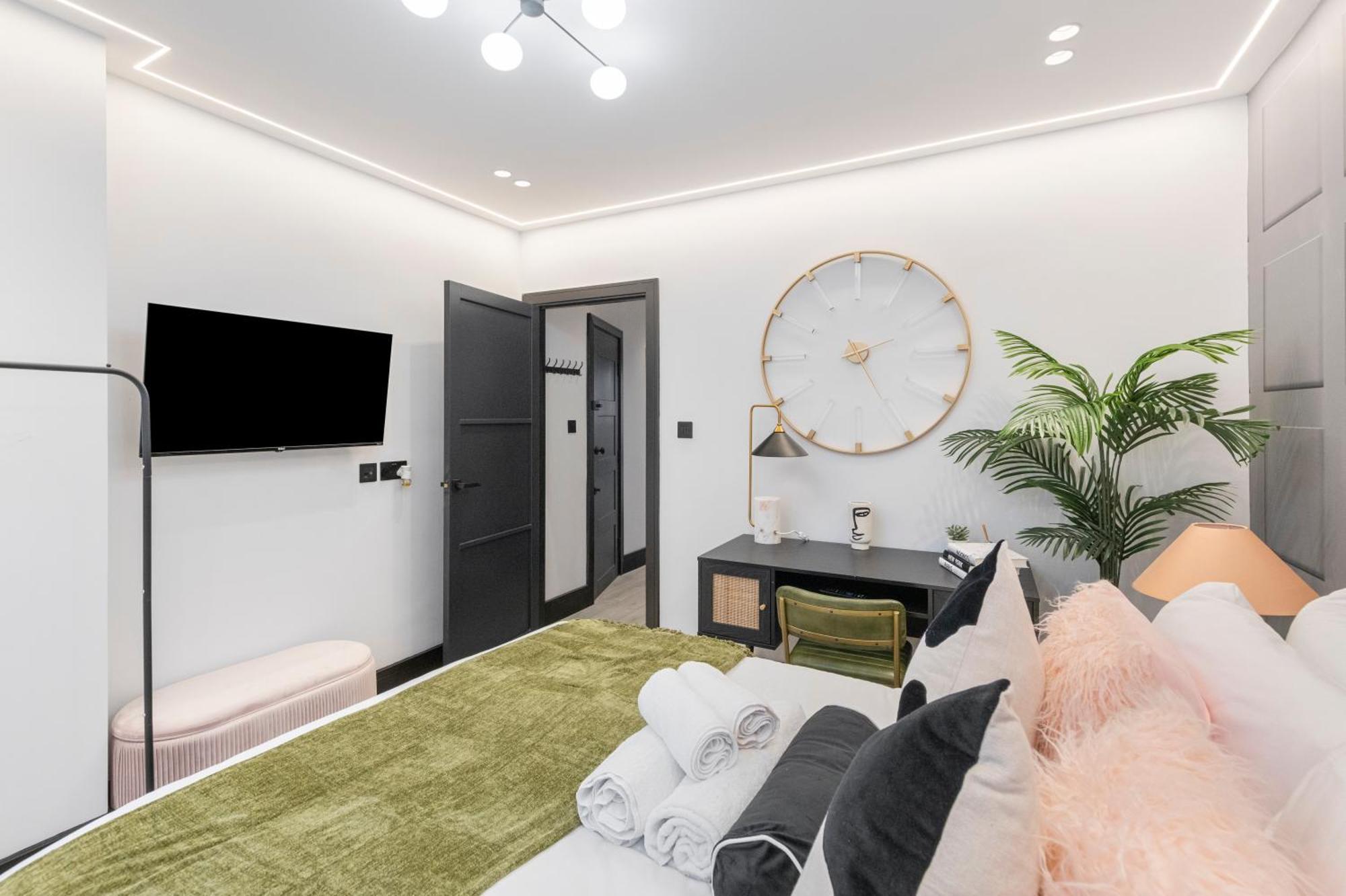 Unwind In Style 2Br With Cozy Backyard For Groups Londres Exterior foto
