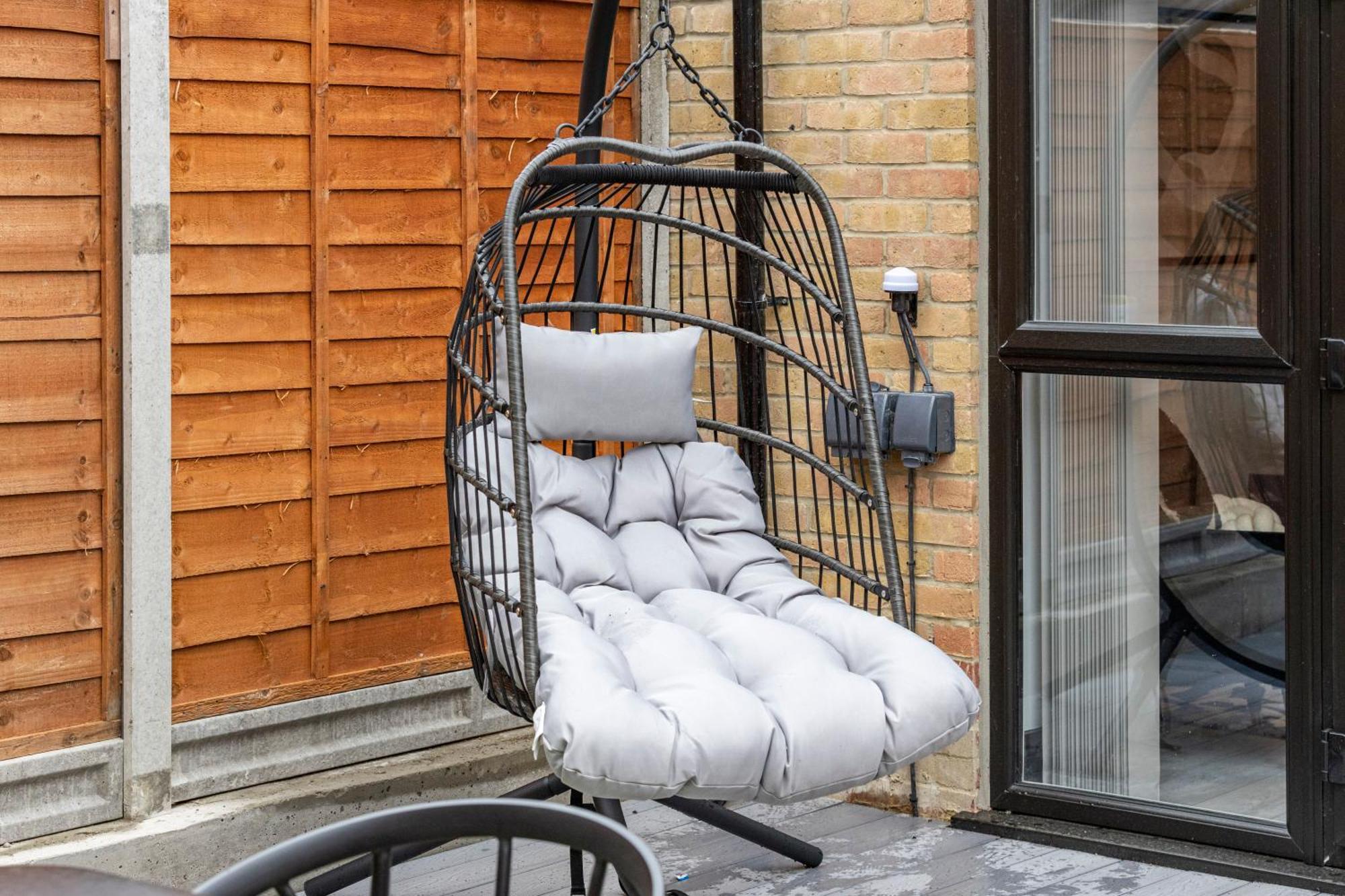 Unwind In Style 2Br With Cozy Backyard For Groups Londres Exterior foto