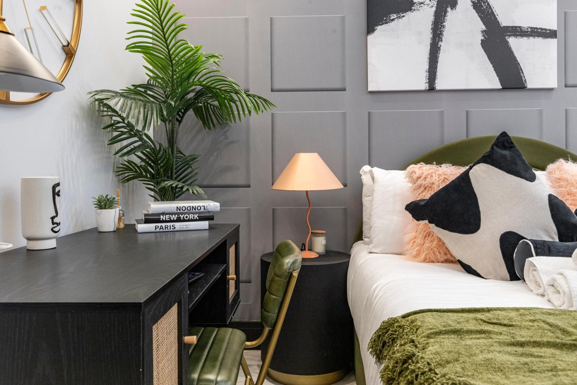 Unwind In Style 2Br With Cozy Backyard For Groups Londres Exterior foto