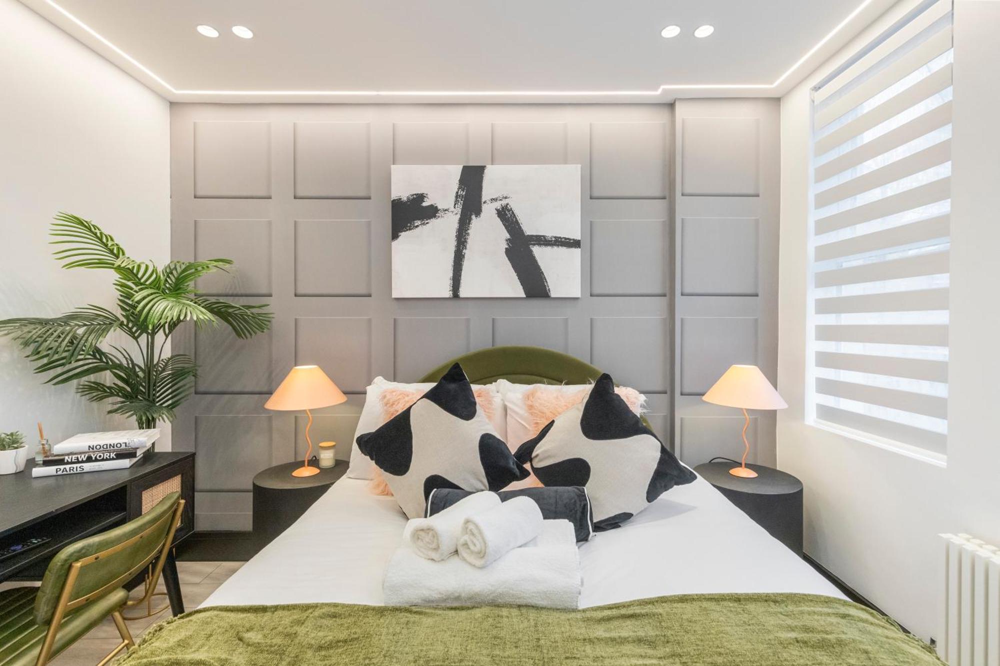 Unwind In Style 2Br With Cozy Backyard For Groups Londres Exterior foto