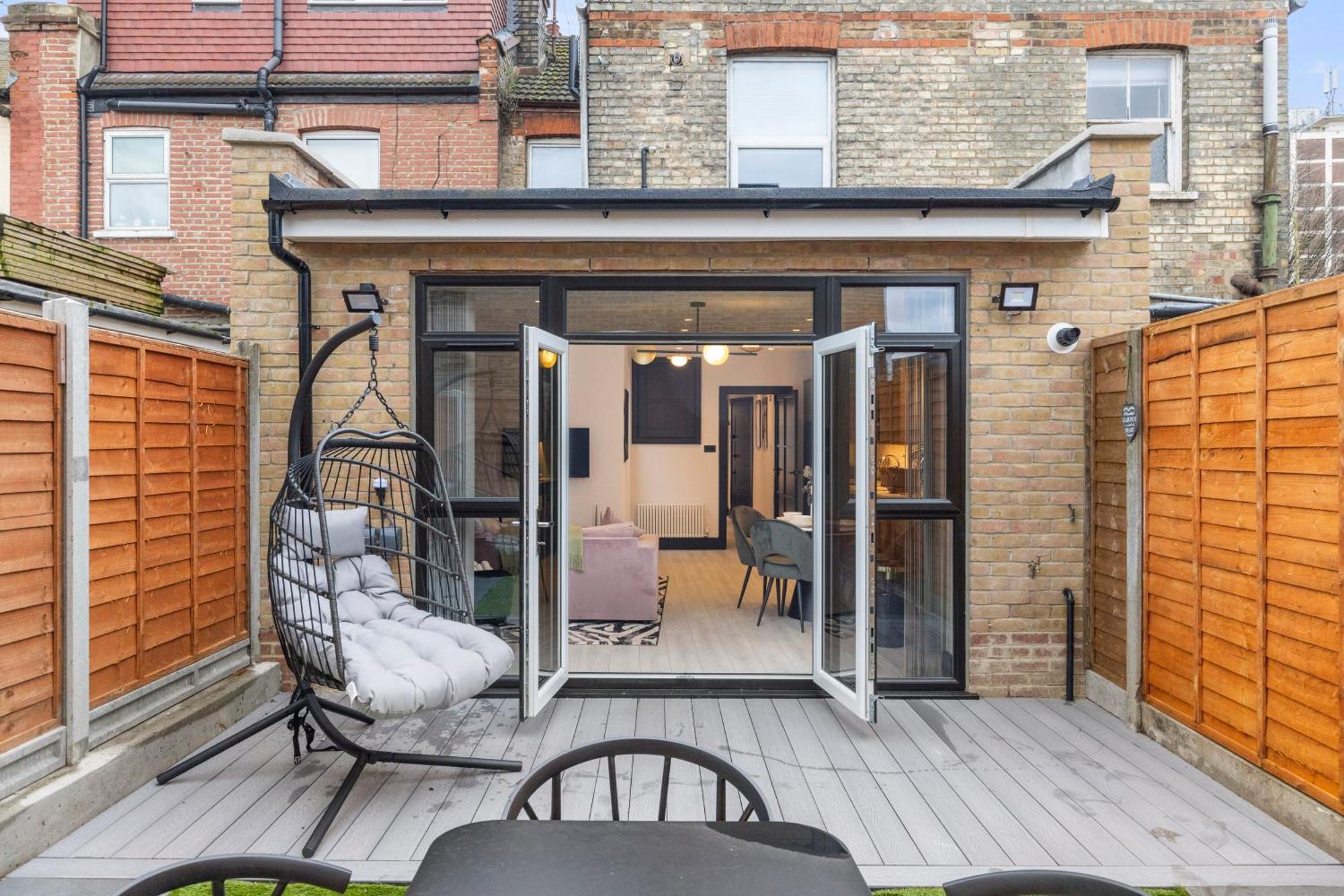 Unwind In Style 2Br With Cozy Backyard For Groups Londres Exterior foto