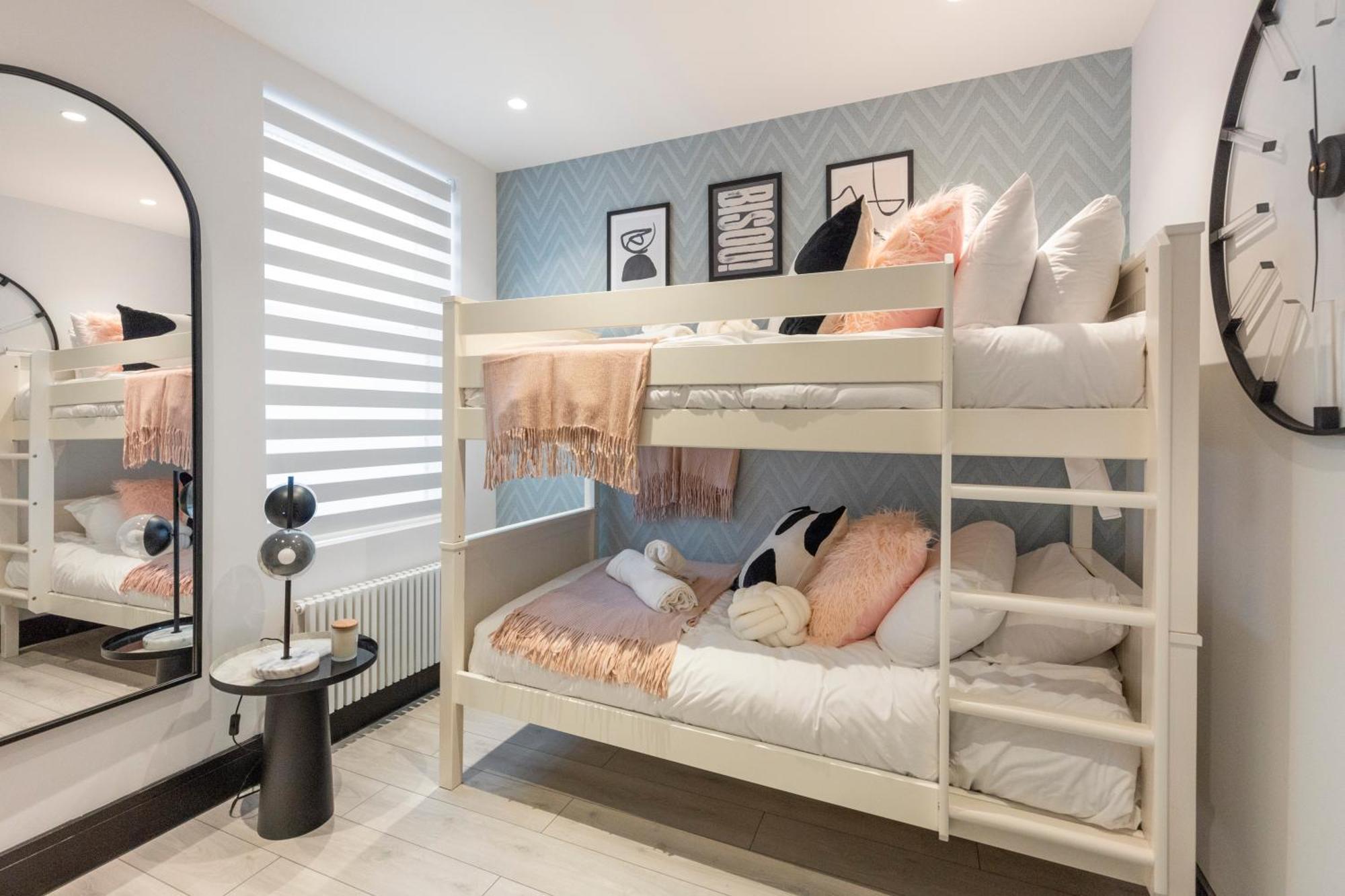 Unwind In Style 2Br With Cozy Backyard For Groups Londres Exterior foto