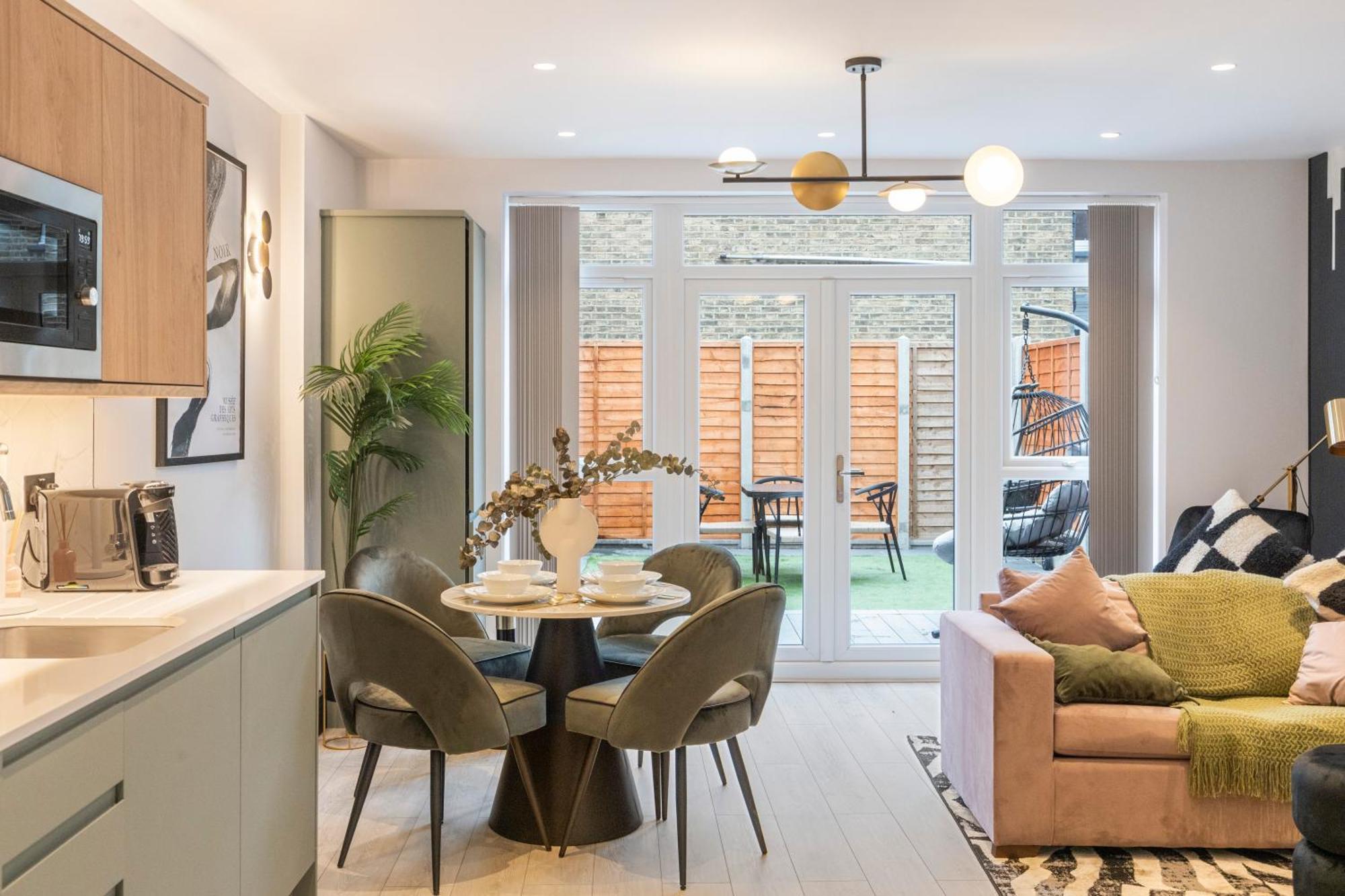 Unwind In Style 2Br With Cozy Backyard For Groups Londres Exterior foto